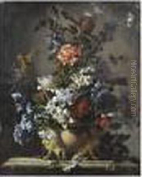 Bouquets De Fleurs Dans Des Vases Ornes Sur Des Entablements - view 1