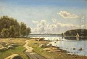 Idyllische Bucht In Sommerlicher Landschaft Unter Blauem Himmel