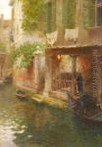 Canale Di Venezia Con Gondola In Sosta E Figura Sotto Un Portico - view 1