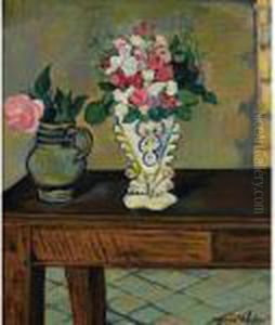Deux Bouquets De Fleurs Sur Une Table
