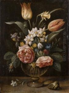 Rose, Tulipani, Fiordalisi E Altri Fiori In Un Vaso Di Vetro Su Un Tavolo