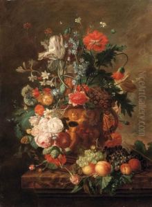Fiori In Vaso Istoriato Su Basamento Con Uva E Pesche