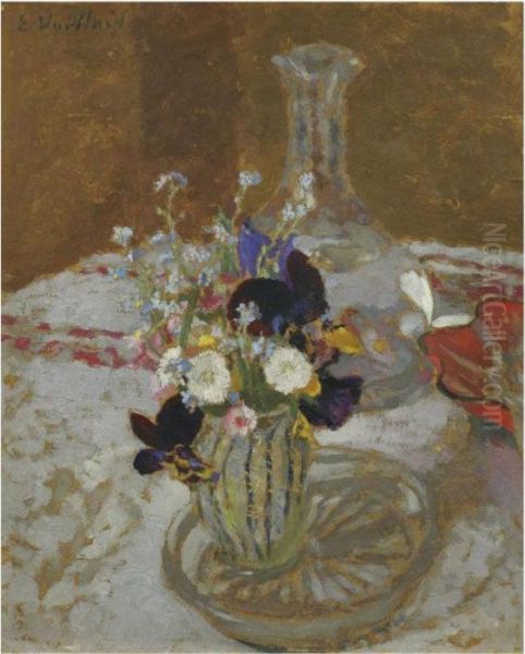 Bouquet De Pensees, De Myosotis Et De Pquerette, Devant Une Carafe, Sur Une Table - view 1