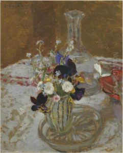 Bouquet De Pensees, De Myosotis Et De Pquerette, Devant Une Carafe, Sur Une Table