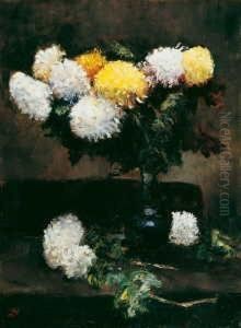 Weise Und Gelbe Chrysanthemen In Blauer Vase