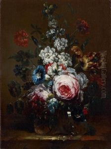 Rosen, Winde, Tulpe, Rittersporn Und Andere Blumen In Einer Glasvase