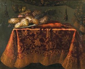 Assiette De Raisins Reposant Sur Un Coussin Et Un Tapis