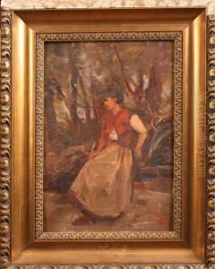 Jeune Femme Assies Sur Un Tronc D'arbre Jeune Femme Assies Sur Un Tronc D'arbre