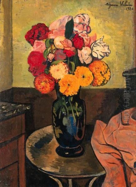 Vase De Fleurs Sur Une Table Ronde - view 1