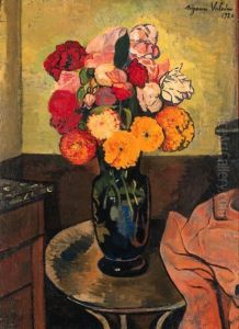 Vase De Fleurs Sur Une Table Ronde