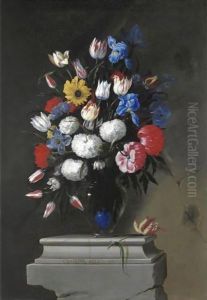 Natura Morta Con Tulipani, Iris, Girasole, Peonie, Anemoni E Altri Fiori In Un Vaso Di Vetro, Su Una Base Di Pietra
