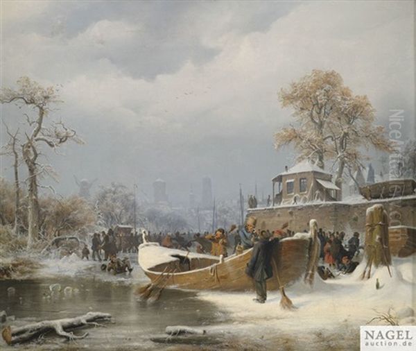 Winterliche Bootsanlegestelle. Im Hintergrund Reges Treiben Auf Einem Zugefrorenen Kanal Vor Stadtsilhouette - view 1