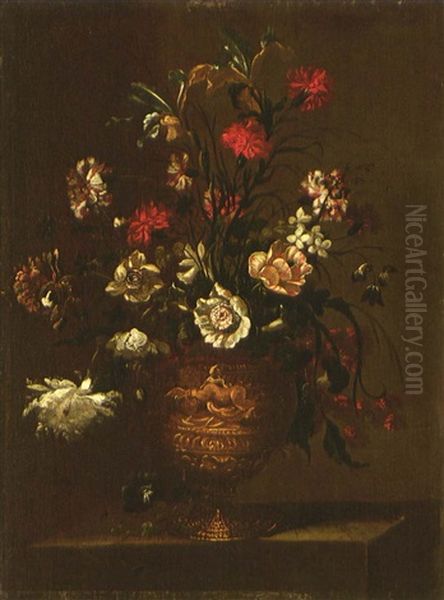Blumenstrauss Mit Roten Nelken In Einer Reliefierten Tonvase - view 1