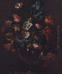 Bouquet D'iris, Pivoines, Tulipes Et Jonquilles Dans Un Vase En Verre Pose Sur Un Entablement