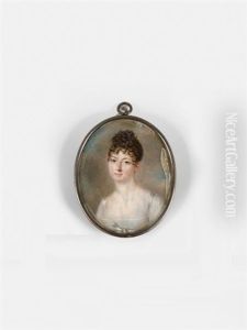 Femme Aux Cheveux Chatain Coiffes En Houppette Sur Le Front, Tresse Et Meches, En Robe Blanche Empire Sur Fond De Ciel