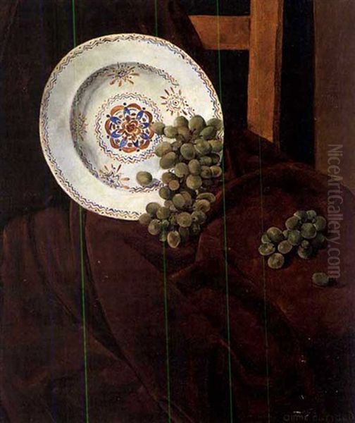Fayenceschale Und Trauben Auf Rotem Draperiestoff - view 1
