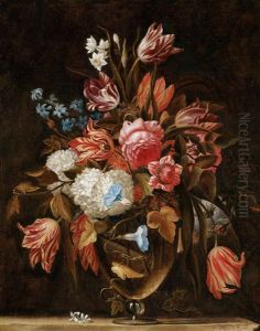 Zwei Blumenbouquets In Kristallvasen