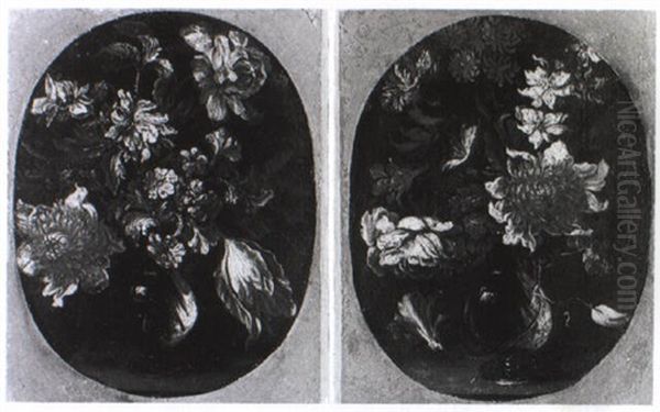 Bouquets De Fleurs Dans Des Vases De Verre - view 1