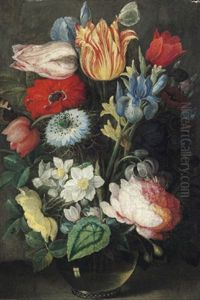 Blumenstillleben Mit Rosen,tulpen, Mohn, Schwertlilien, Narzissen, Gerbera Und Einer Kornblume In Einer Glasvase