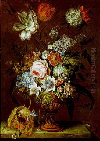 Blumenstraus In Einer Vase Auf Einem Marmortisch - view 1