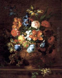 Groser Dekorativer Blumenstraus In Einer Ornamental Verzierten, Vergoldeten Prunkvase