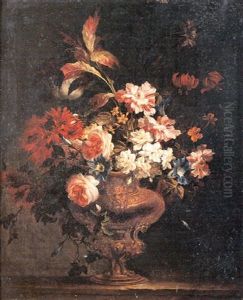 Bouquet De Fleurs Dans Un Vase Sculpte Sur Un Entablement