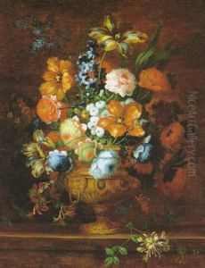 Groser, Dekorativer Blumenstraus In Einer Ornamental Verzierten Prunkvase
