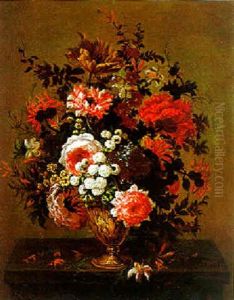 Blumenstraus In Einer Skulpierten Metallvase