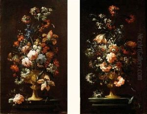 Bouquets De Fleur Dans Un Vase Pose Sur Un Entablement (+ Another; Pair)