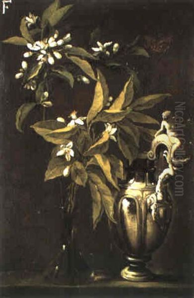 Fiori In Vaso Di Vetro Accanto Ad Una Brocca D'argento - view 1