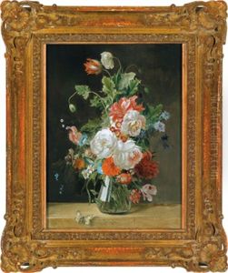 Rosen, Tulpen Und Paonien In Einer Glasvase Mit Einem Schmetterling Auf Einer Steinbrustung