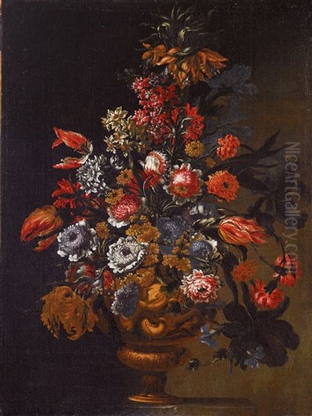 Blumen In Einem Aufwandig Gestalteten Metallbehalter - view 1