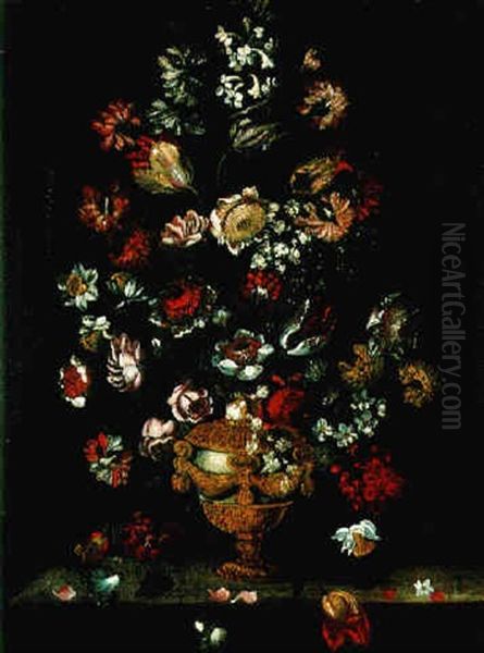 Bouquets De Fleurs Dans Un Vase Aux Ornements De Bronze - view 1