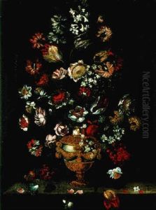 Bouquets De Fleurs Dans Un Vase Aux Ornements De Bronze