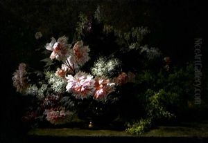 Pivoines Et Mimosa Dans Un Vase En Cuivre