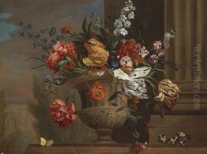 Ein Blumenbouquet In Reliefierter Steinvase Vor Architektonischer Kulisse