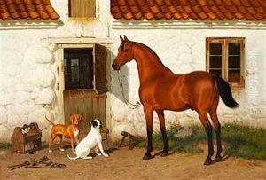 En Hest Og To Hunde Foran En Solbeskinnet Staldbygning En Hest Og To Hunde Foran En Solbeskinnet Staldbygning