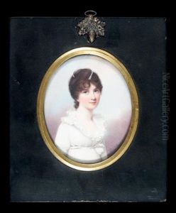 Portrait D'une Jeune Femme En Robe Blanche Avec Un Rang De Perles Dans Les Cheveux