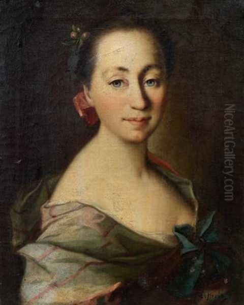 Portrait De Femme Aux Fleurs Et Au Noeud Rose Dans Les Cheveux, Avec Un Ruban Bleu Noue A Son Corsage - view 1