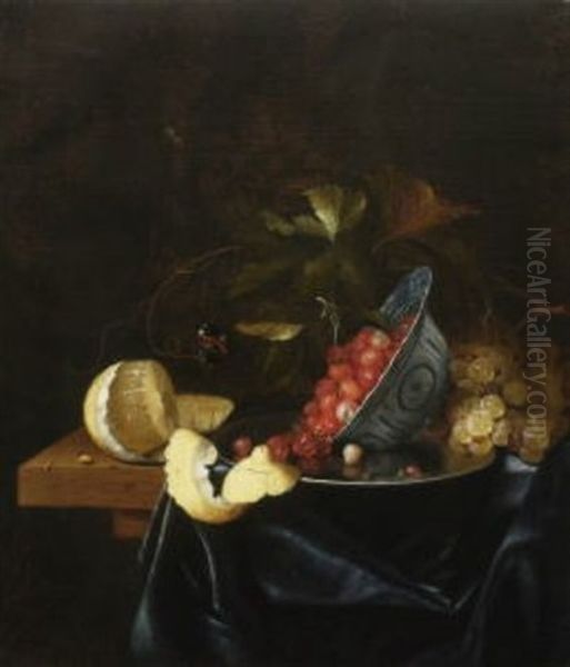 Stillleben Mit Erdbeeren In Einer Porzellanschale, Geschalter Zitrone Und Trauben. Auf Dem Weinlaub Ein Schmetterling, Im Hintergrund Eine Wespe - view 1
