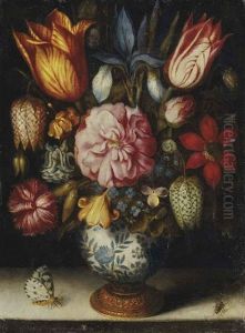 Bouquet De Tulipes, Rose, Iris, Oeillet Et Ancolie Dans Un Vase En Porcelaine Avec Un Papillon Et Une Mouche Sur Un Entablement En Pierre