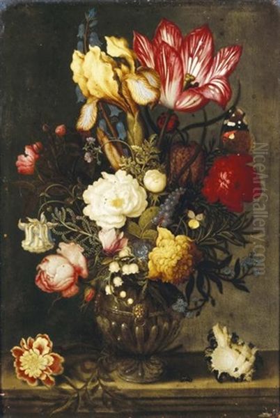 Bouquet De Fleurs Dans Un Vase De Bronze Pose Sur Un Entablement Pres D'un Coquillage - view 1