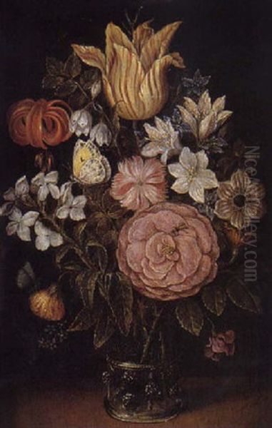 Bouquet De Fleurs Dans Un Vase De Verre Pose Sur Un Entablement - view 1