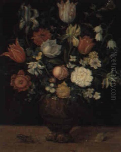 Blumenstraus In Einer Skulptierten Tonvase - view 1