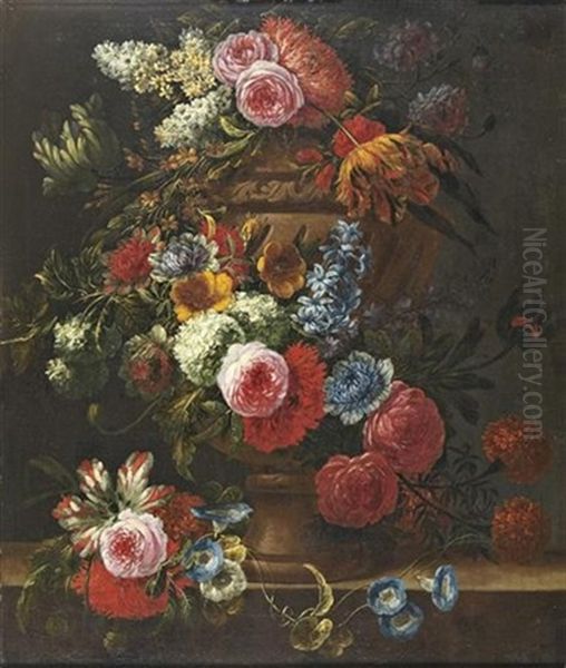 Un Bouquet De Fleur Dans Une Urne Posee Sur Un Entablement - view 1