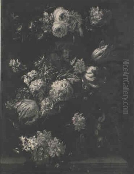 Bouquet De Fleurs Dans Une Urne Sur Un Entablement - view 1