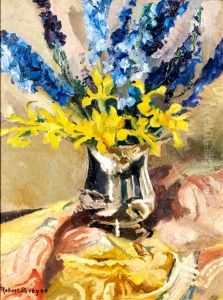Stillleben Mit Gelber Iris Und Rittersporn In Einer Silbervase