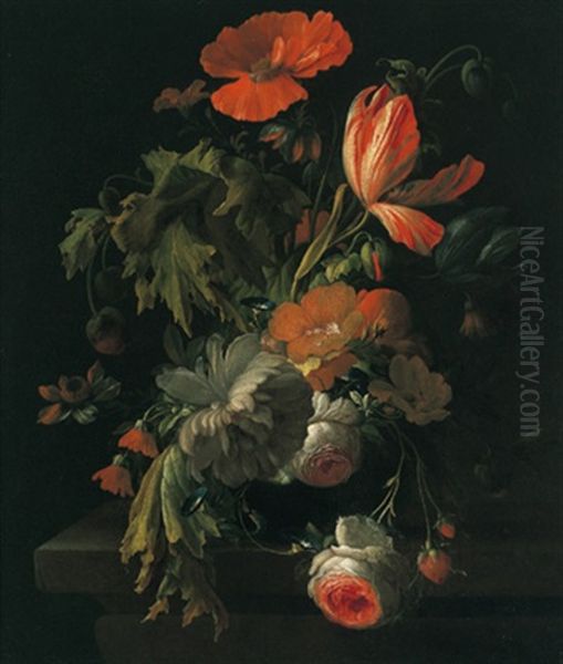 Ein Blumenstraus Mit Rosen,tulpen Und Einer Mohnblume In Einer Tonvase - view 1