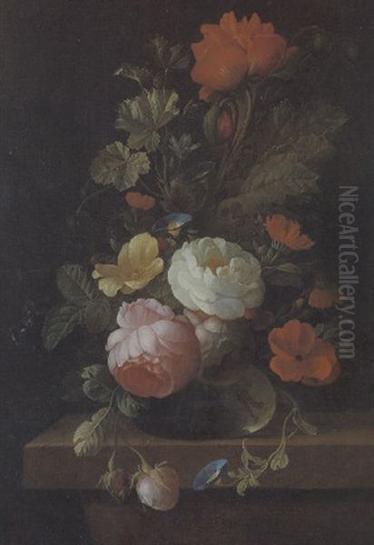 Blumenstrauss Von Rosen, Wicken, Schneerose Und Mohn In Einer Glasvase - view 1
