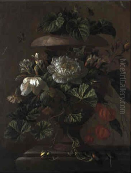 Blumen In Einer Steinvase Mit Schnecke - view 1